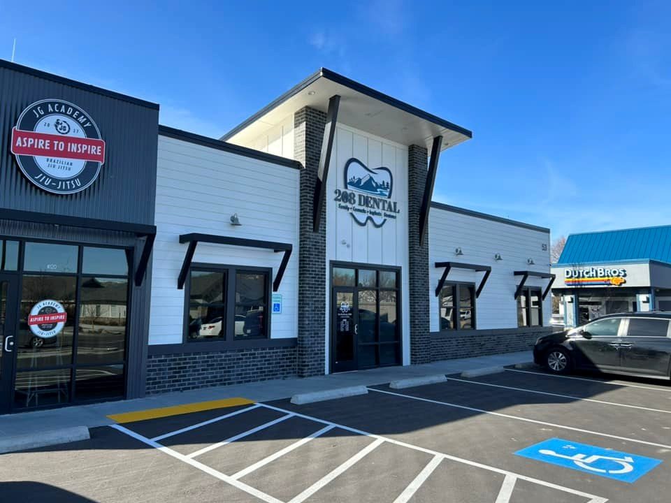 208 Dental storefront in Meridian with exterior signage and sconces